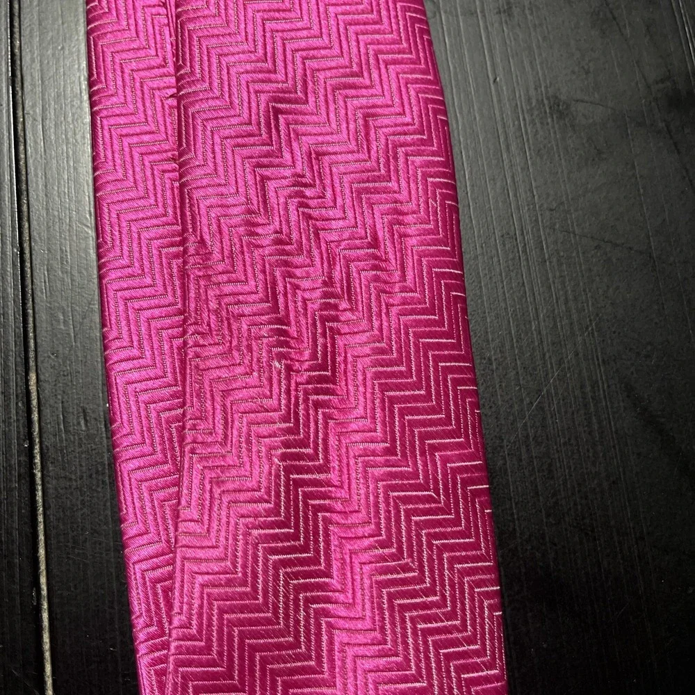 The Tie Bar Boys 100% Silk Necktie Pink Zig-Zag Pattern 3